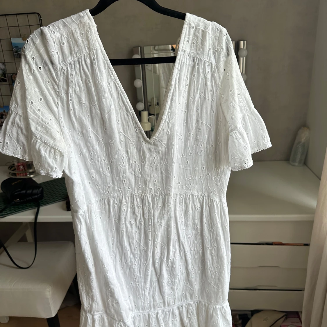 Vit klänning med broderie 