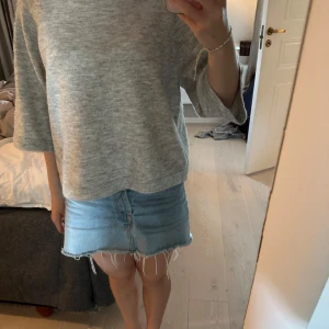 stickad tröja  - Säljer min jätte fina tröja som jag fick i julklapp då jag ej använder den. den är aldrig använd bara testad en gång och lappen är kvar. om fler bilder skriv. nypris 359kr, pris kan diskuteras🤗