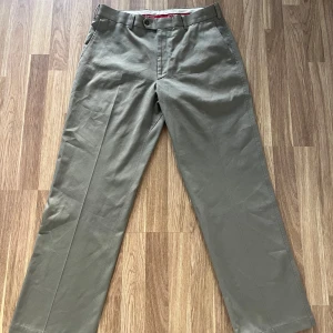  chinos med raka ben - Snygga chinos med raka ben och pressveck från Rappson of Sweden. Klassisk design med hällor för bälte, sidofickor och två bakfickor med knapp. Perfekta för en clean och stilren look. Skriv gärna vid intresse och för mer information😊