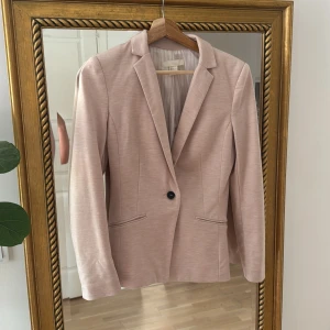 Kavaj figursyd - En skön och fin kavaj från HM. Passar både jeans och kontor still.