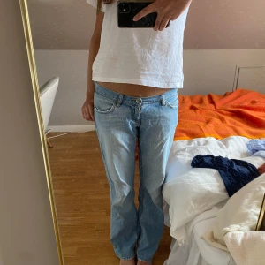 Ljusblåa lågmidjade jeans - Säljer ett par super snygga ljusblå jeans med låg midja och klassisk femficksdesign. Jeansen har raka ben och en avslappnad passform, perfekta för en chill och trendig look. Materialet är mjukt denim och färgen är snyggt tvättad för en cool vibe. Skriv för mått🩷jag är 170 för referens!