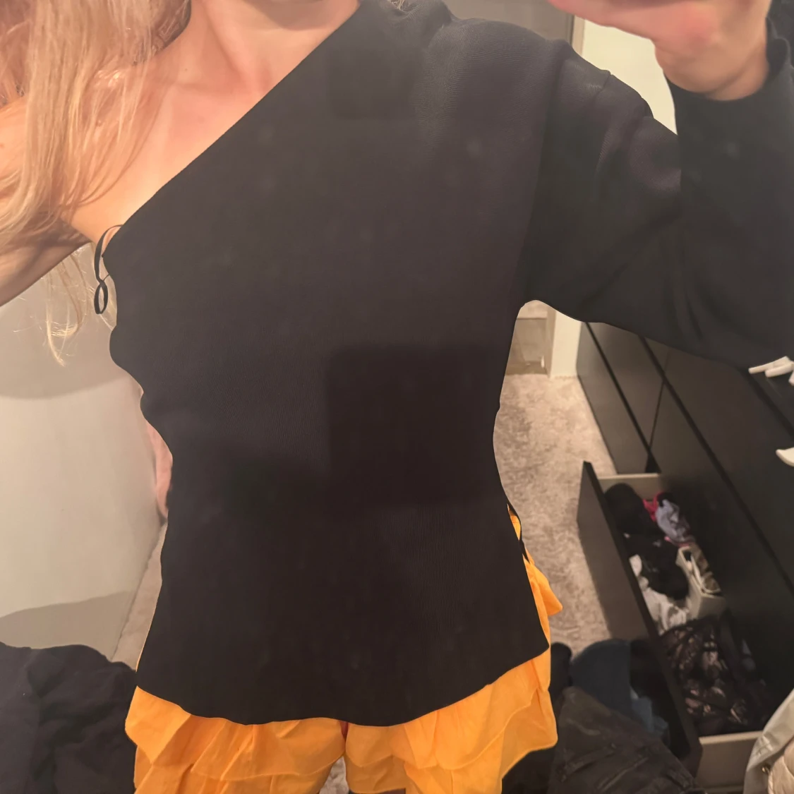 Svart oneshoulder långärmad tröja