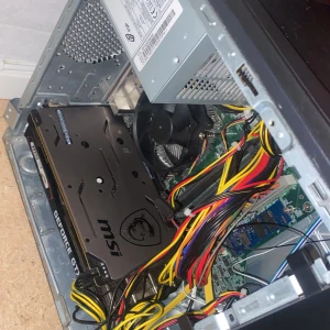 Acer Nitro N50-640 gamingdator med MSI GeForce GTX 1660 GTX - Snygg gamingdator från Acer med MSI GeForce GTX-1660 grafikkort. Perfekt för dig som vill spela, streama eller redigera. Stilren design med röda detaljer och bra kylning. Färdig att koppla in och köra igång direkt!  DDR4 RAM Minne 500 Gb ssd. Finns strömkabel med för 50kr extra. Och hdmi för 100kr extra