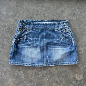 Miniskirt  - Så snygg jeans kjol som tyvärr inte passar mig och har därför ingen bild på! Midjemått tvärsöver: 38cm Längd:31cn💕