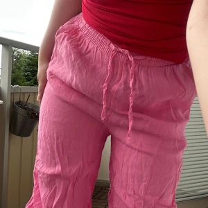 100% linnebyxor - Rosa linnebyxor i 100% linne från Gina i storlek 32 men passar även 34 då det är resår i midjan!  Går ända ner, är 155cm. Använda men i bra skick. Väldigt skrynkliga dock!!  Kom med prisförslag allt ska bort!!❣️