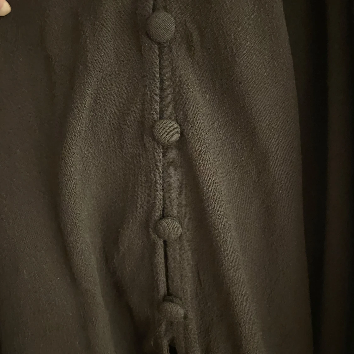 Svart långklänning med knappar - 2