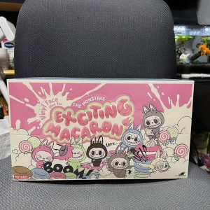 Labubu : Exciting Macaron - Beskrivning Säljer en helt ny och oöppnad boxes frän Labubu "Exciting Macaron" Jag kan inte själv välja vilken färg du fär paketet är helt oöppnat sà du fär turas I butiken priset kan gà upp till 900 men mitt pris är 500. Det gär ocksä köpa en helt läda kan frakta överallt och kan mötas I Malmö eller genom Skäne