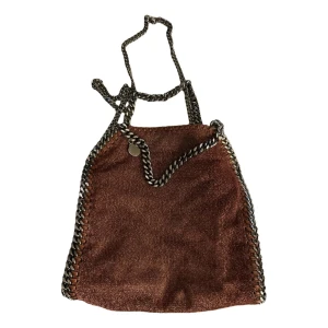 Brun axelväska Stella McCartney - Cool orange axelväska från Stella McCartney med glittrig finish och kraftiga silverfärgade kedjor längs kanterna och som axelrem. Väskan har magnetlås och ett ljust innerfoder med logga. Perfekt för dig som gillar statement-accessoarer.