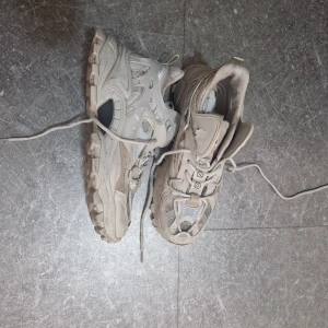 Chunky grå sneakers med mesh och skinn - Chunky sneakers i ljusgrått med detaljer i mesh och syntetläder. Snyggt mönstrad sula med grovt grepp och coola paneler i olika material. Skorna har snörning och en sportig vibe, perfekta för dig som gillar streetstyle.