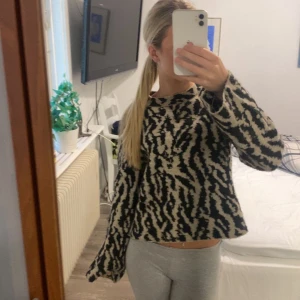 Zebramönstrad stickad tröja JDY XS - Säljer en stickad tröja från JDY i storlek XS med zebramönster i svart och beige. Använd få gånger.