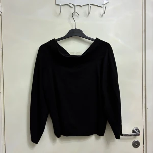 Svart stickad off-shoulder tröja - Svart stickad off-shoulder tröja från H&M med bred, nedvikt krage och långärmad passform. Enkel och stilren modell som är lätt att matcha. Perfekt för dig som gillar en klassisk look med en twist. Storlek M men sitter som storlek S-XS.