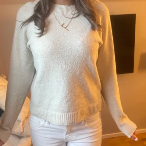 Beige stickad tröja  - Supermjuk beige stickad tröja med rund halsringning. Långärmad och i klassisk, enkel modell som är lätt att matcha. Perfekt för lager-på-lager och chill dagar. Passar dig som gillar en clean och stilren look. Liten defekt, se bild 4 o 5!!💖💖