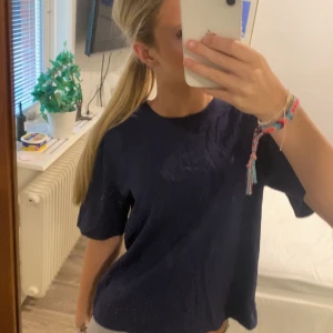 Mörkblå basic t-shirt från Gina Tricot - Säljer denna super fina t-shirt från gina tricot då jag aldrig använder den.
