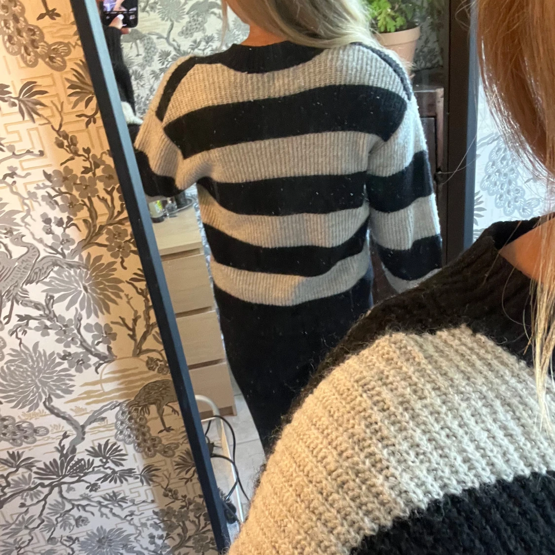 Randig stickad tröja i svart och beige - 2