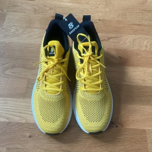 Gula sneakers från Baasploa i storlek 43. - Snygga Gula sneakers från Baasploa i nytt skick | Storlek: 43 | Mitt pris: 80 kr | Jag tar gärna emot prisförslag 😁| Seriösa köpare enbart | Har du några frågor är det bara att meddela |