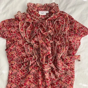 Saint tropez blus  - SÅ FIN saint tropez blus i blommigt mönster. Har inga defekter eller tecken på användning. 
