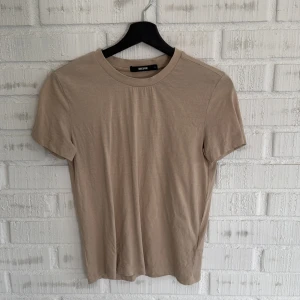 Beige t-shirt från Bik Bok - Storlek S, sparsamt använd😊