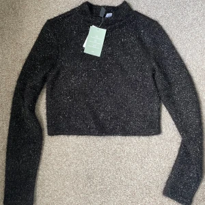 Svart glittrig tröja!! - En croppad svart glittrig tröja från hm divided, helt ny med prislapp💕 nypris 499kr