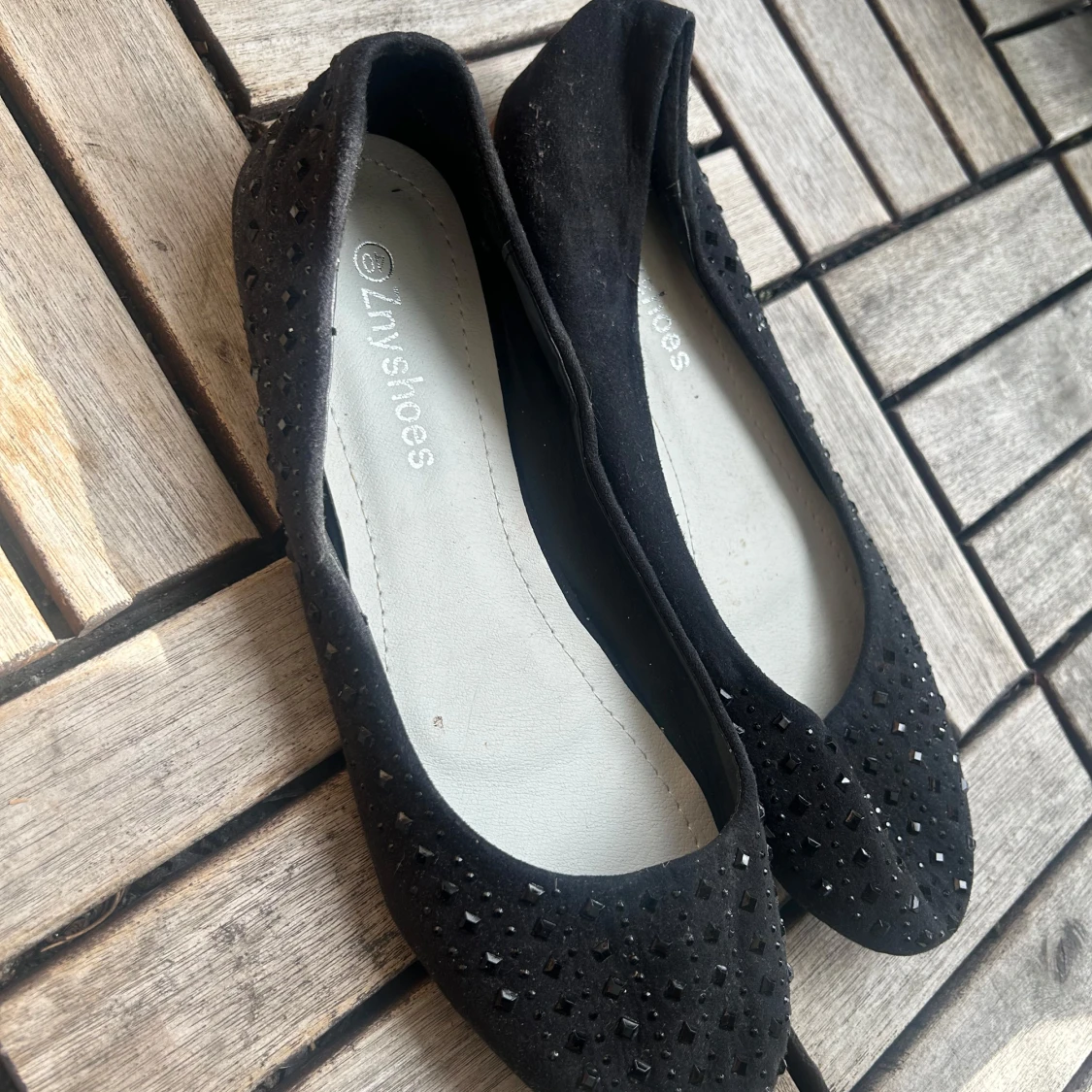 Svarta ballerinaskor med nitar