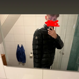 MONCLER ACORUS JACKA KVITTO FINNS - Köpte denna jacka för ungefär 2 år sen. Den är köpt på kicksnstuff i Göteborg för 4000kr kvitto finns. Nypris på denna ligger runt 11 tusen kronor. Den är knappt använd max 10 gånger, tveka inte på att skriva