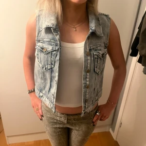Ljusblå jeansväst med fickor - Så snygg ljusblå jeansväst/topp. Jättebra skick Såå cool