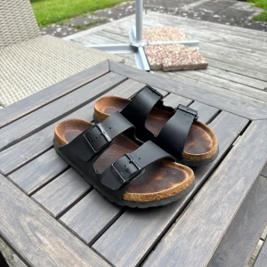 Birkenstock Arizona - Birkenstock Arizona Narrow fit. Den smalare modellen, storlek 39 men typ som en 38 när den är smalare än den vanliga modellen. Använda men i fint skick! Skriv för fler bilder.