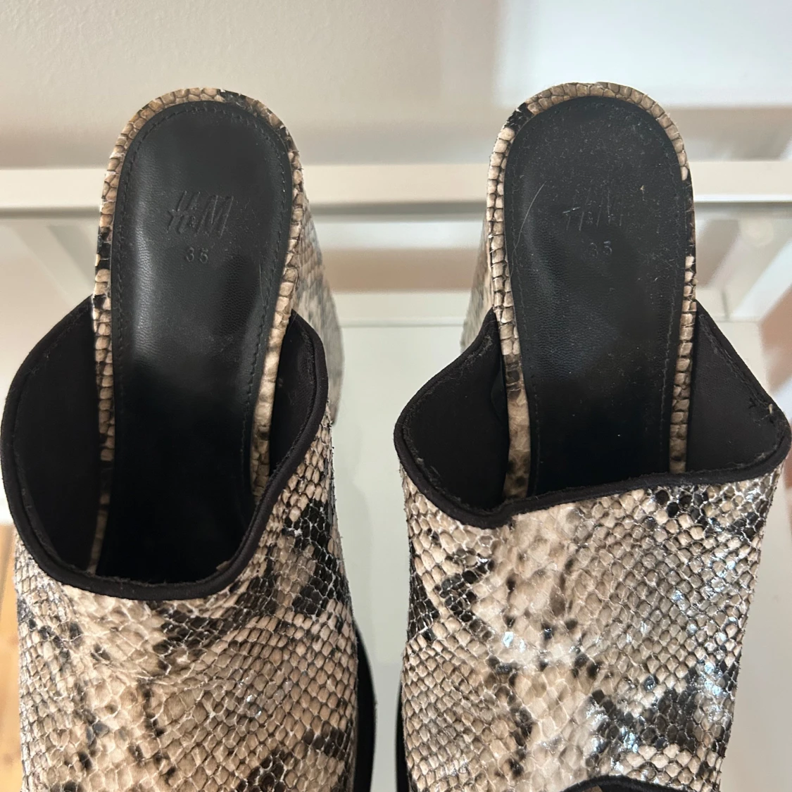 Ormskinnsmönstrade platåklackar H&M - 1
