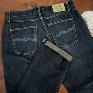 Selvage SharpBengt - Tjena, säljer dessa Selvage Nudie jeans i modellen SharpBengt, dessa jeans är både Selvage och i en diskad modell som inte är jätte vanlig vilket gör dessa jeans väldigt ovanliga, Storlek-W33/L32, hör av dig vid funderingar!🙌