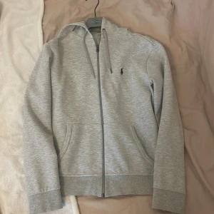 Grå Polo Ralph Lauren zip  - Säljer den här feta polo Ralph lauren hoodien i S. Den är i väldigt bra skick. Pris kan diskuteras vid snabb affär. 