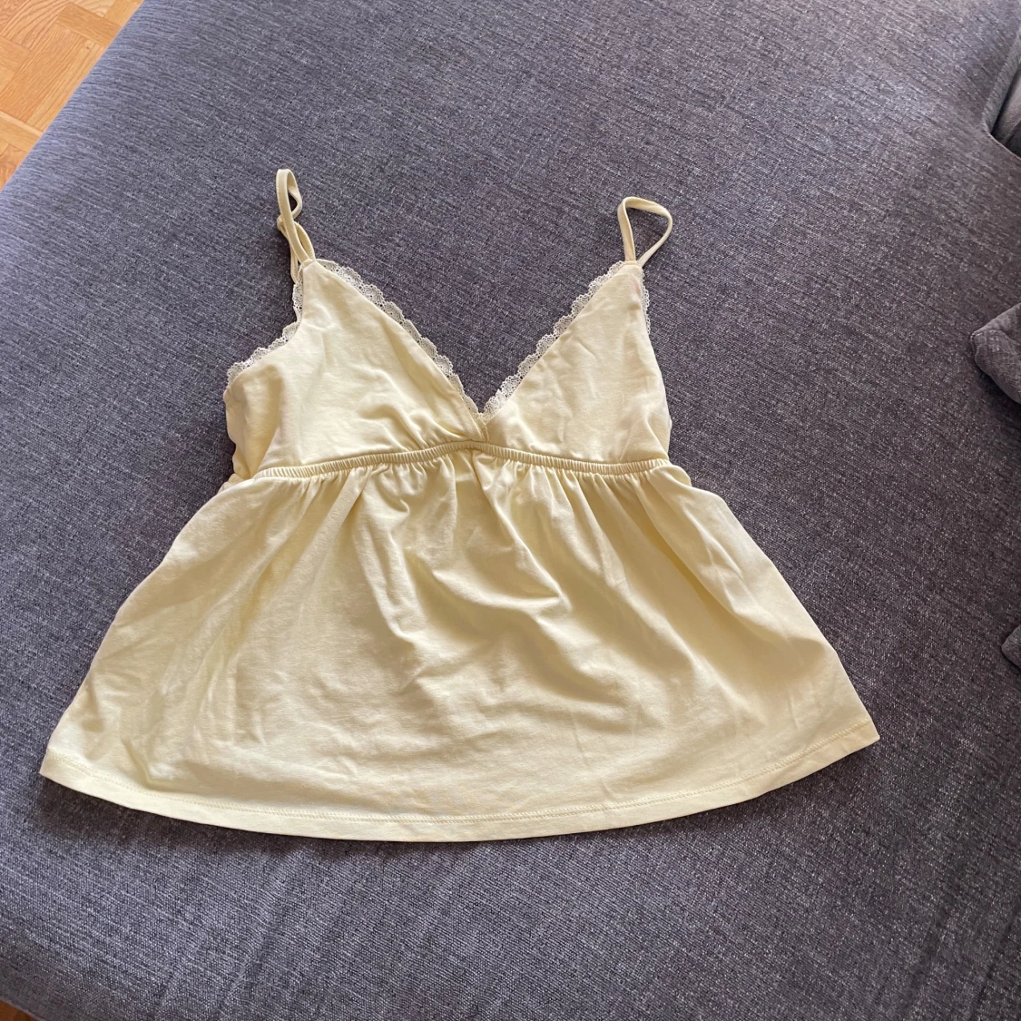 Ljusgul linnetopp med spetsdetalj