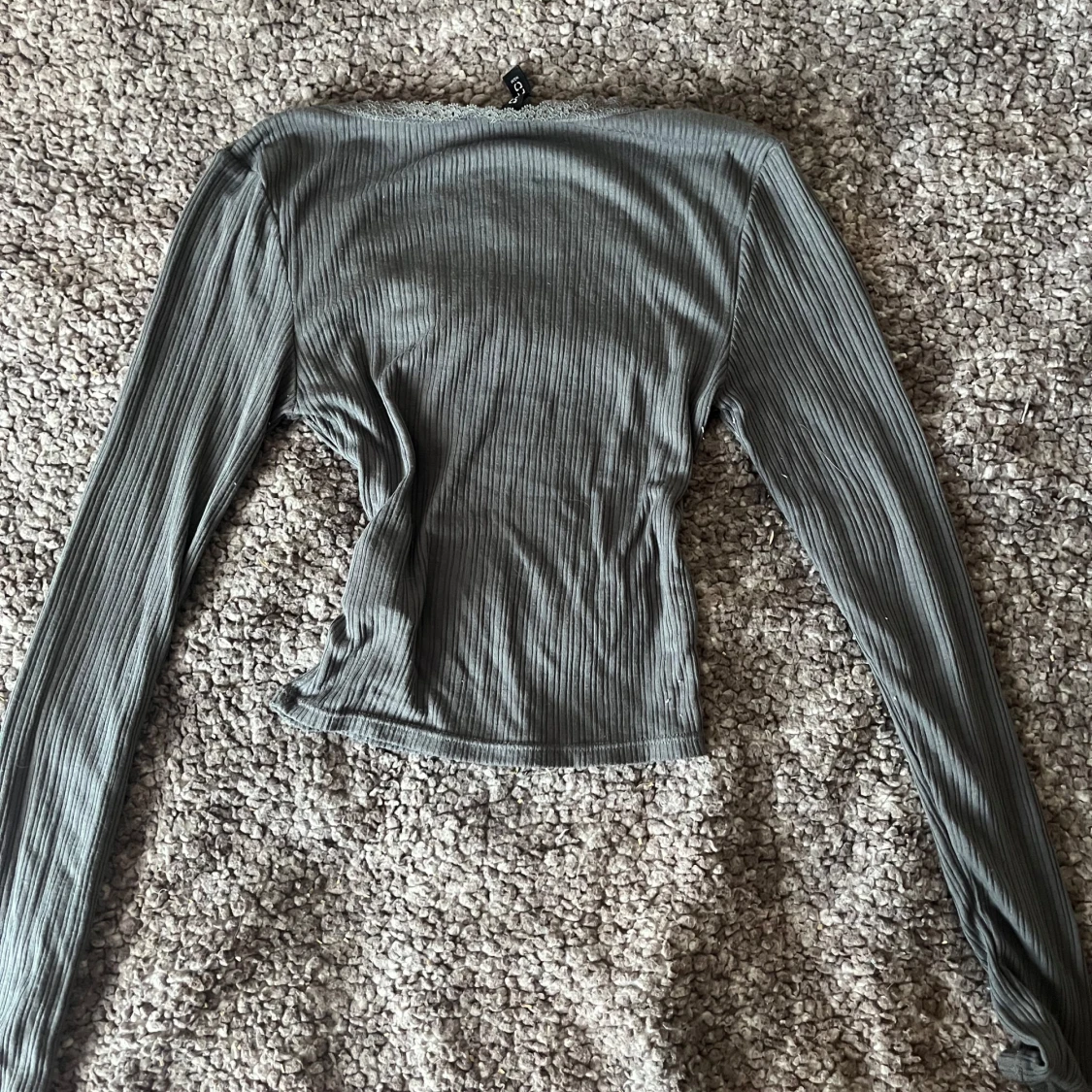 Grå ribbad topp med spets från H&M Divided - 1