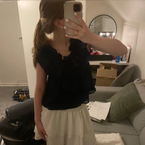 Volangblus - Fin och söt marinblå volangblus med små prickar som jag sytt själv🫶🏻