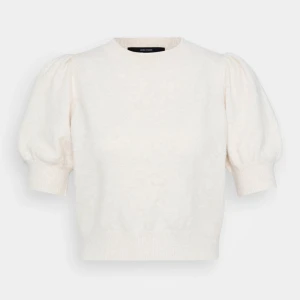 Vit stickad tröja med puffärm - Superfin vit stickad tröja från Vero Moda med puffiga korta ärmar och rund hals. Tröjan har en mjuk och mysig känsla, perfekt för dig som gillar en enkel men trendig look. Passar snyggt till både jeans och kjol.