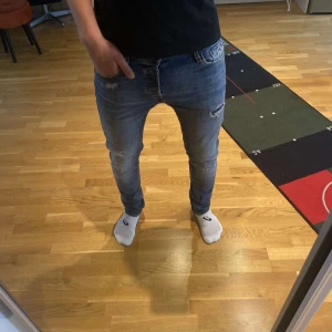 Slim fit jeans Jack & Jones Glenn - Säljer ett par feta Jack and Jones jeans i modellen Glenn. Skriv om du har något frågor eller funderingar!!!