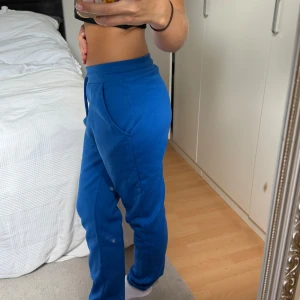 mjukisbyxor  - Dessa blåa mjukisbyxorna är i väldigt bra skick. De är i storlek S och har bara används en gång. De passar bra på mig som är 166 cm lång. Köparen står för frakten och hör gärna av dig vid intresse.💞