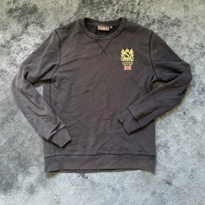 Mörkblå Morris tröja - Snygg och skön tröja. Säljer pga den passar inte mig