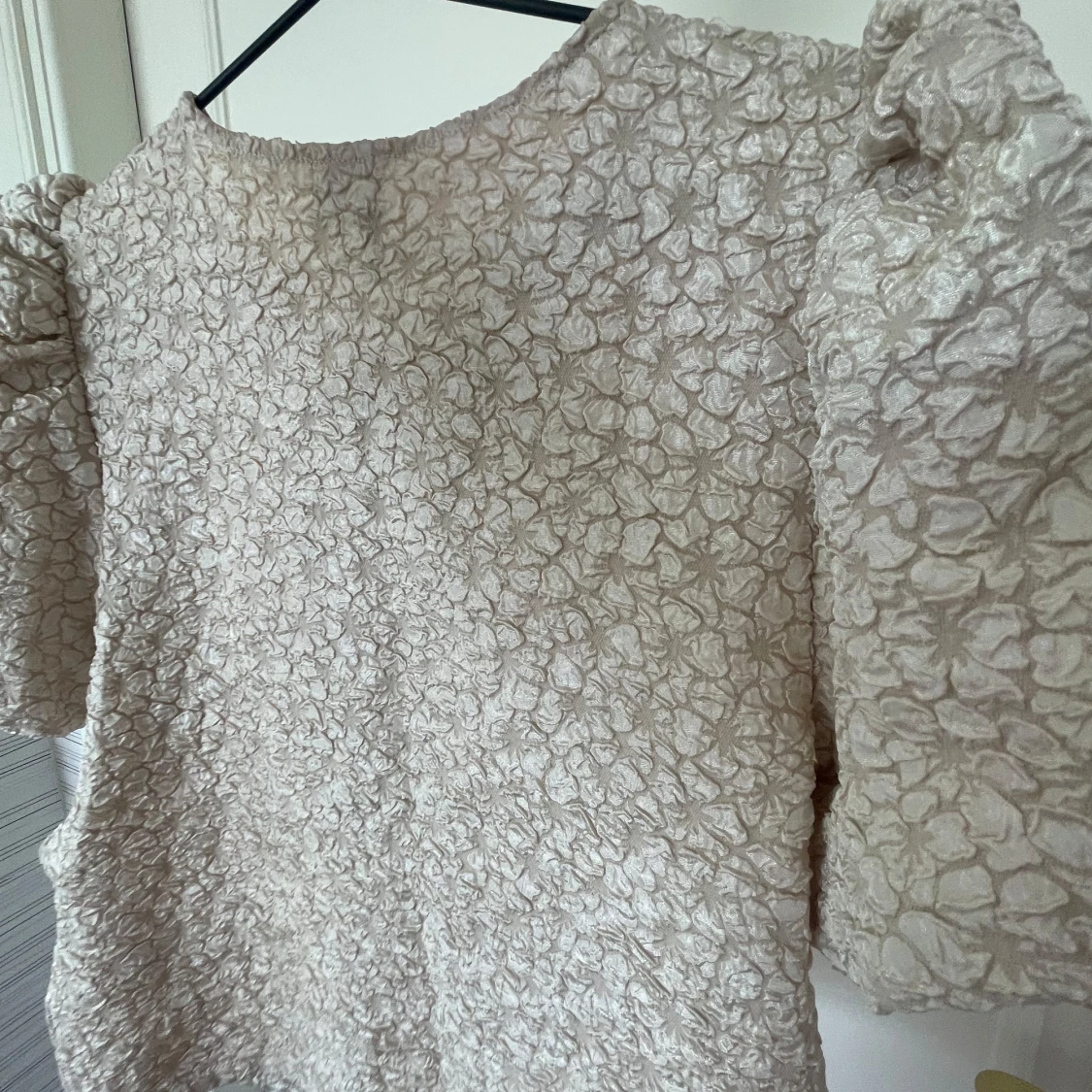 Blus med puffärmar champange/beige - 3