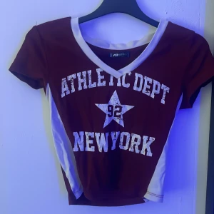 Röd croppad topp från B Sister - En topp i storlek S den sitter som en xs alltså en magtröja på mig. Det har börjat lossna lite i texten