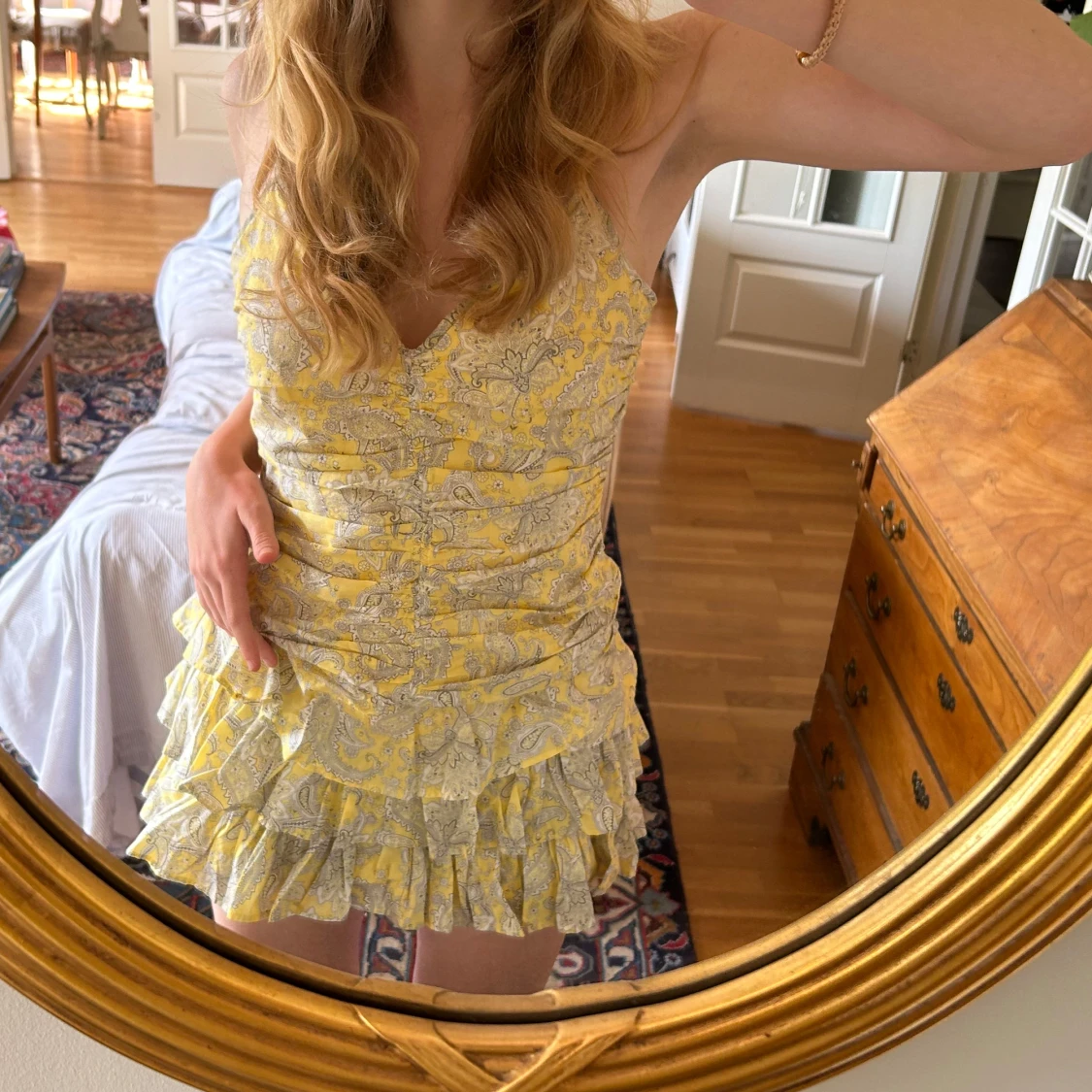 Kort gul klänning