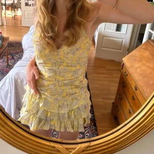 Kort gul klänning - Nyskick med prislapp kvar! Jag är 1.66m❤️