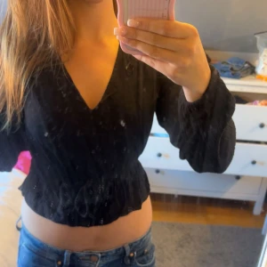 söt kort blus från BikBok - Jättesöt blus köpt från BikBok. Köptes förra året. Skriv för frågor💕