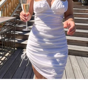 Adoore klänning - Klänningen är typ omlått med rynkning i sidan. använd endast en gång och passar mig som vanligt har 36 men denna är i 38, ❤️ kan gå ner i pris vid snabb affär! 