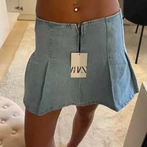 Jeanskjol med volanger  - Jeanskjol med volanger från Zara! Storlek 164 13-14 years men passar också en XS/S (jag är en S)  Helt ny 🩵