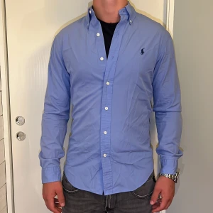Ralph Lauren skjorta slim fit  - Ralph Lauren | Mycket bra skick | Size - S | Nypris 1600 mitt pris 449 | Hör av dig vid minsta fråga eller fundering📩