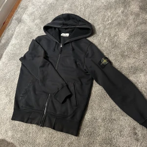 Stone island hoodie - Stone island zip hoodie i bra skick, inga defekter eller liknande. Bara att skriva vid frågor🙌🏻🙌🏻