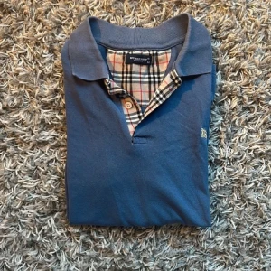 Burberry piké - Nypris 3500kr, storlek L (men passar även m)