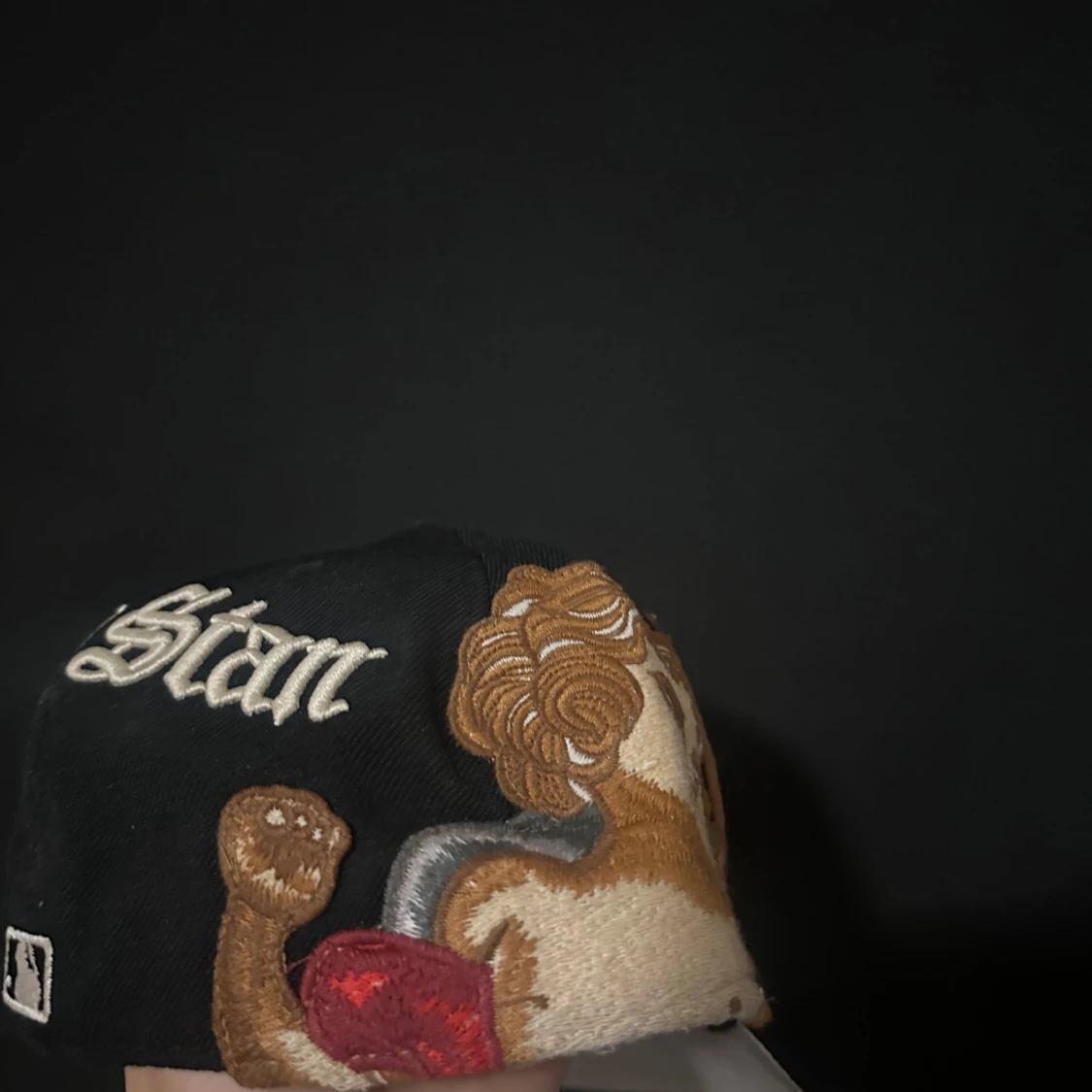 Svart NY keps med broderade motiv - 2