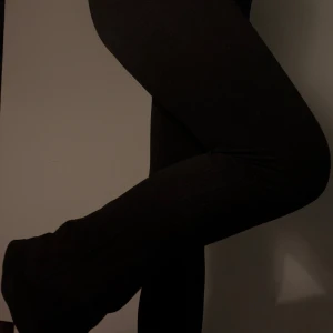 Bootcut träningsbyxor  - Svarta, ribbade träningsleggings från Lager157 🩷