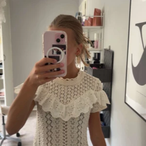 Stickad topp - Säljer en söt beige stickad topp från Zara med volang över axlarna🤗