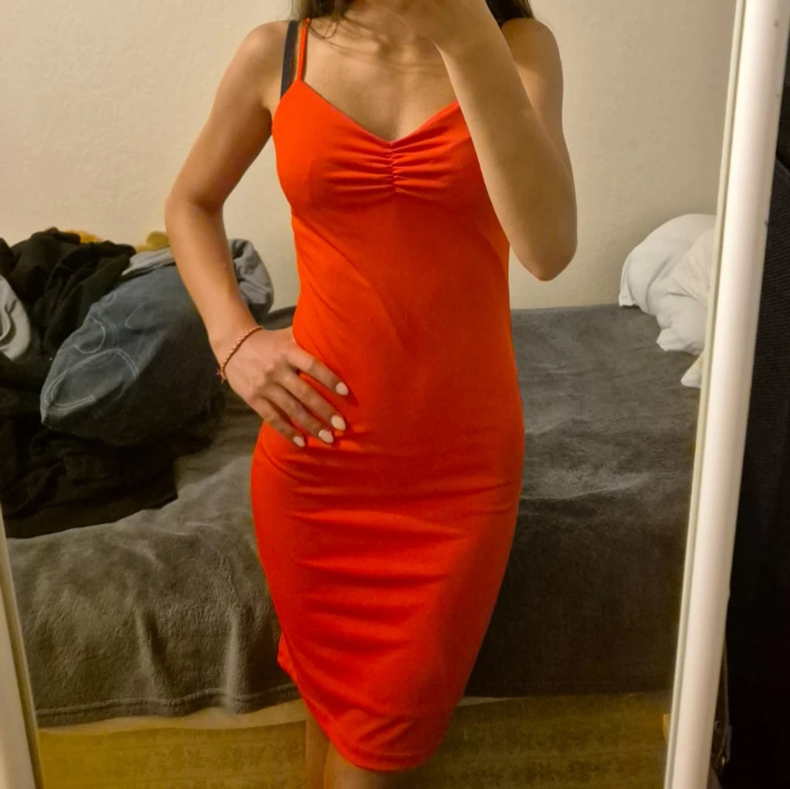Röd tight klänning med smala axelband - 1